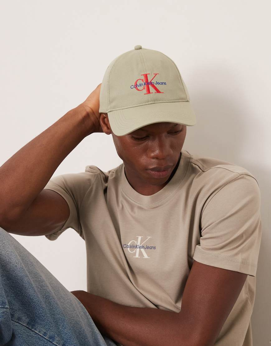 Calvin Klein Jeans - Kappe in Grün mit Logo in Rot Calvin Klein Jeans - Kappe in Grün mit Logo in Rot von Calvin Klein Jeans