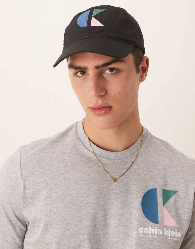 Calvin Klein Jeans - Kappe in Schwarz mit Pop-Art-Logo Calvin Klein Jeans - Kappe in Schwarz mit Pop-Art-Logo von Calvin Klein Jeans