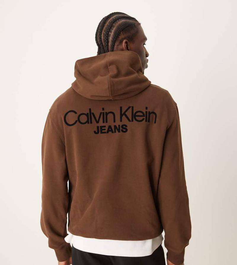 Calvin Klein Jeans - Kapuzenpullover in Dunkelbraun mit Logoprint auf dem Rücken, exklusiv bei ASOS von Calvin Klein Jeans