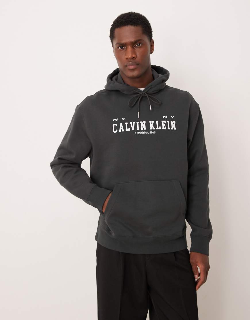 Calvin Klein Jeans - Kapuzenpullover in Schwarz mit College-Logo auf der Brust von Calvin Klein Jeans