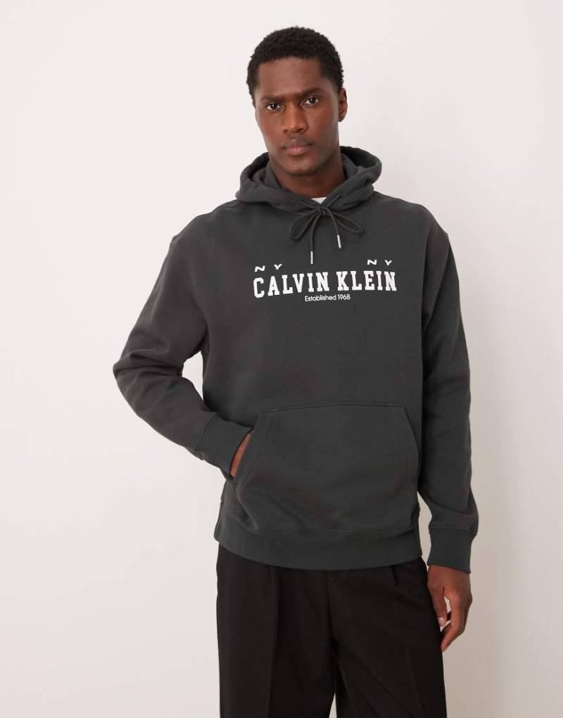 Calvin Klein Jeans - Kapuzenpullover in Schwarz mit College-Logo auf der Brust von Calvin Klein Jeans