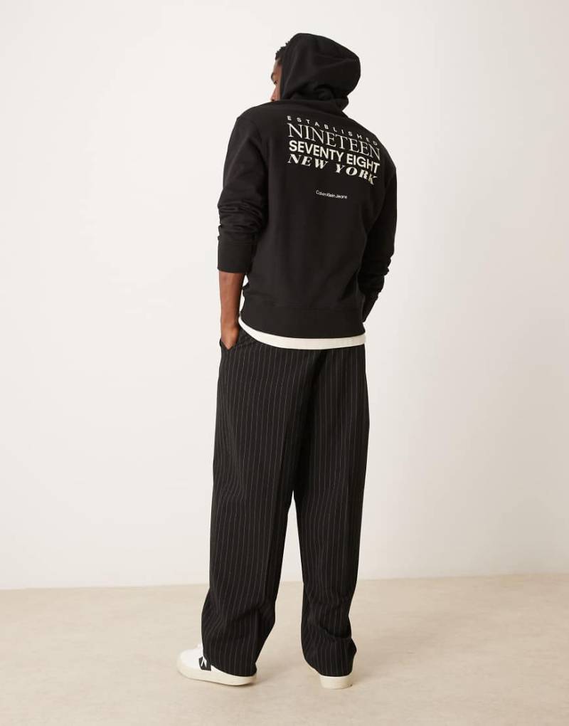 Calvin Klein Jeans - Kapuzenpullover in Schwarz mit Schriftzug am Rücken von Calvin Klein Jeans