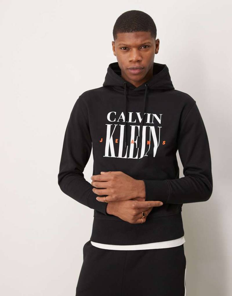 Calvin Klein Jeans - Kapuzenpullover in Schwarz mit großer Logografik von Calvin Klein Jeans
