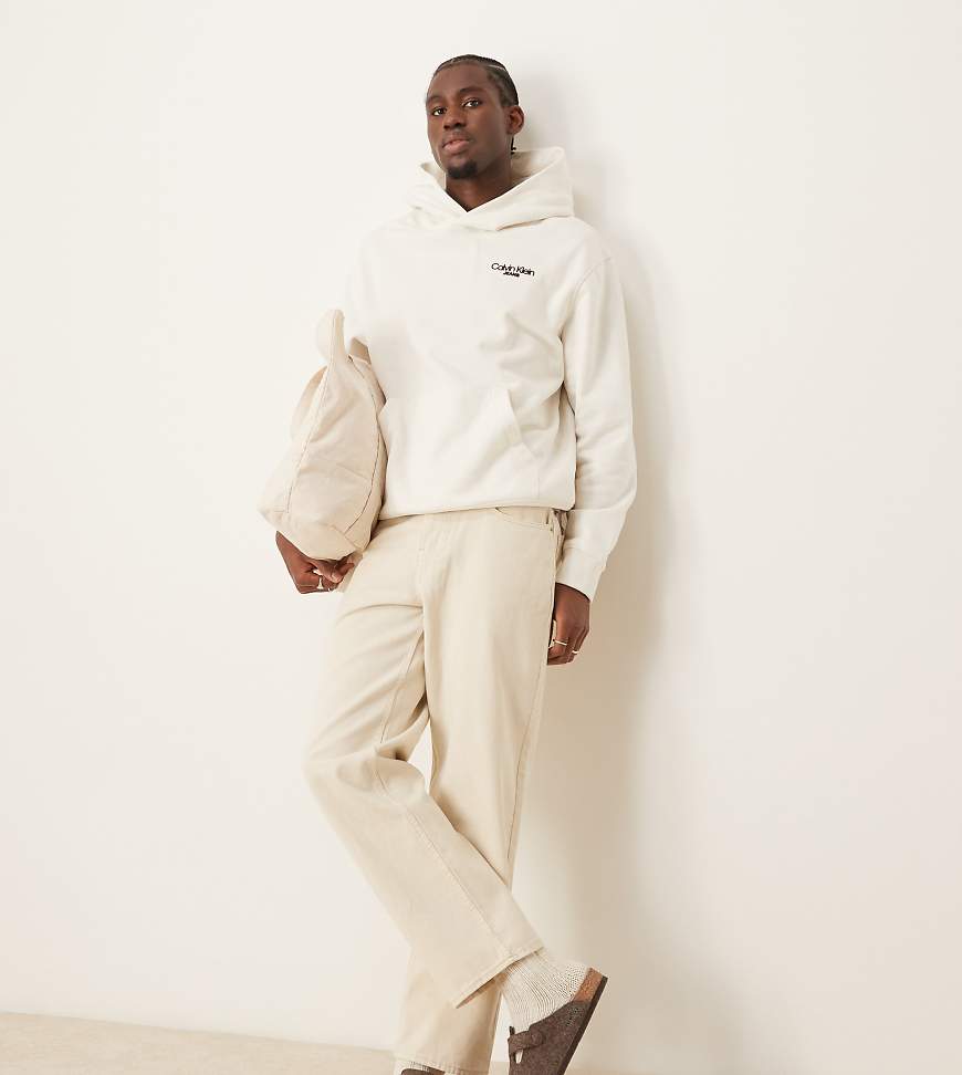 Calvin Klein Jeans - Kapuzenpullover in gebrochenem Weiß mit Logoprint auf dem Rücken, exklusiv bei ASOS von Calvin Klein Jeans