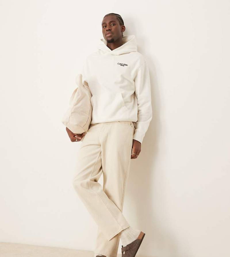 Calvin Klein Jeans - Kapuzenpullover in gebrochenem Weiß mit Logoprint auf dem Rücken, exklusiv bei ASOS von Calvin Klein Jeans
