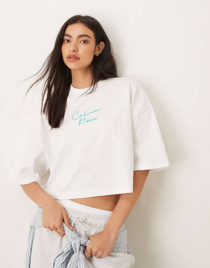 Calvin Klein Jeans - Kastiges Cropped-Trägertop in gestreiftem Weiß mit Logo von Calvin Klein Jeans