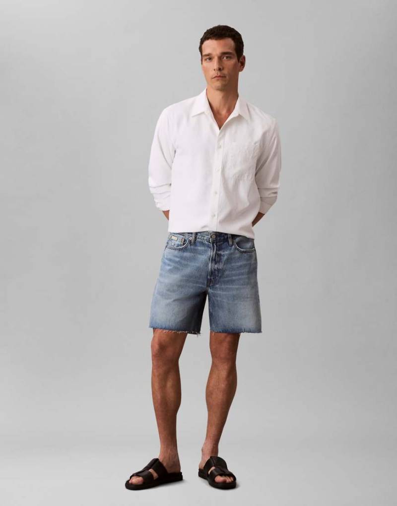 Calvin Klein Jeans - Klassische Jeansshorts in verwaschenem Mittelblau von Calvin Klein Jeans