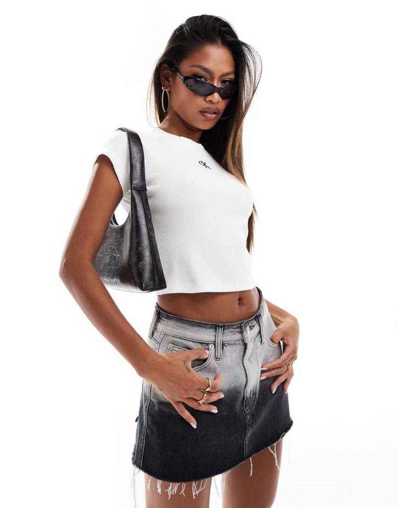 Calvin Klein Jeans - Knapp geschnittenes, geripptes T-Shirt in Weiß von Calvin Klein Jeans