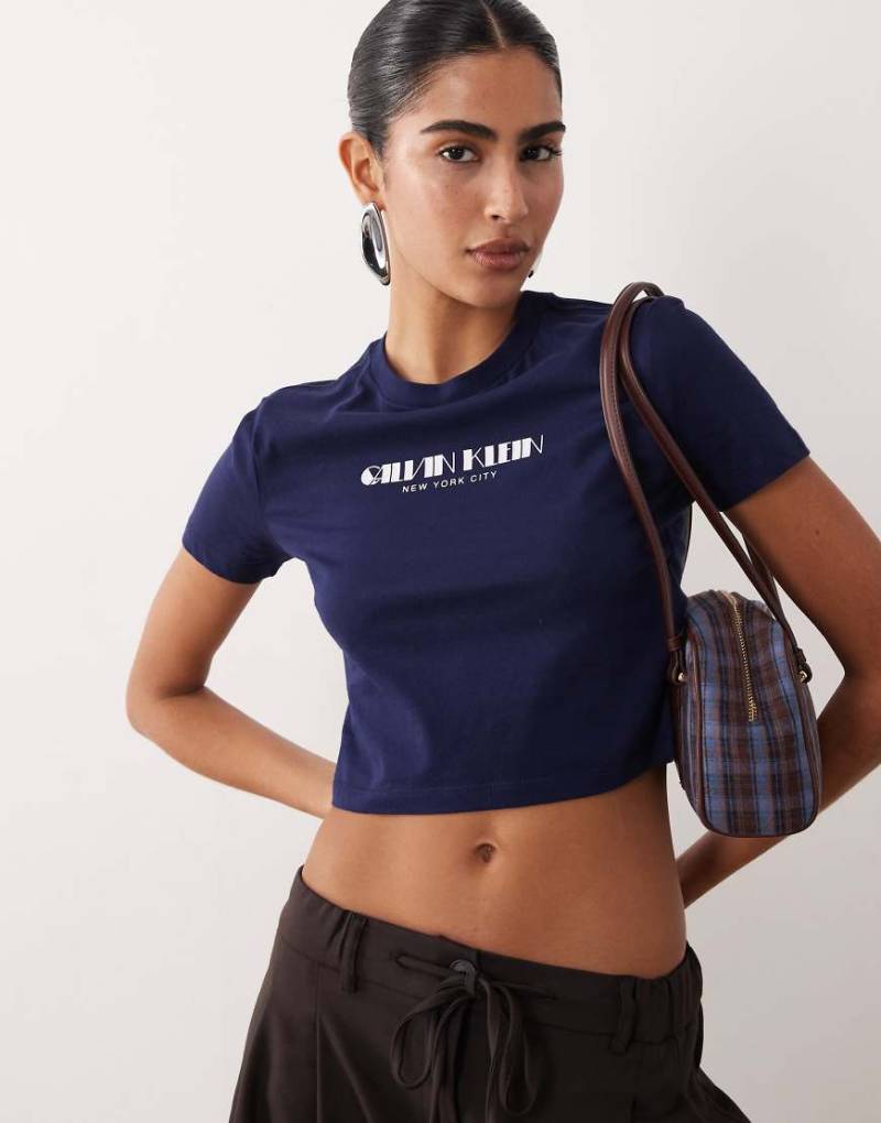 Calvin Klein Jeans - Knapp geschnittenes Cropped-T-Shirt in Marineblau von Calvin Klein Jeans