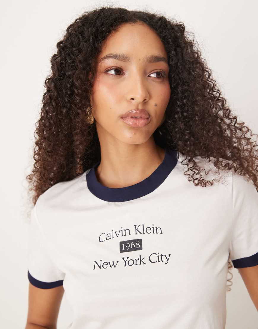 Calvin Klein Jeans - Knapp geschnittenes Ringer-T-Shirt in Weiß und Marineblau Calvin Klein Jeans - Knapp geschnittenes Ringer-T-Shirt in Weiß und Marineblau von Calvin Klein Jeans