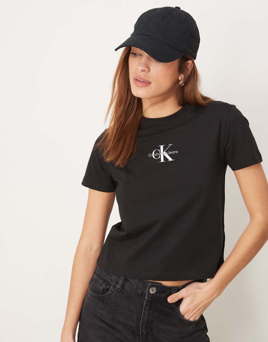 Calvin Klein Jeans - Knapp geschnittenes T-Shirt in Schwarz mit schwarz-weißem Logo von Calvin Klein Jeans