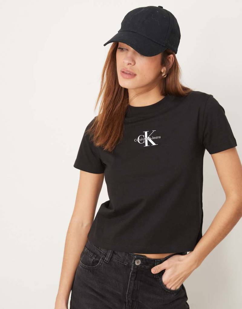 Calvin Klein Jeans - Knapp geschnittenes T-Shirt in Schwarz mit schwarz-weißem Logo von Calvin Klein Jeans