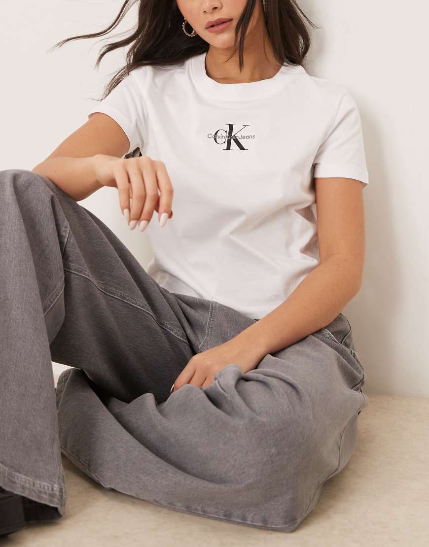 Calvin Klein Jeans - Knapp geschnittenes T-Shirt in Weiß mit schwarz-weißem Logo von Calvin Klein Jeans