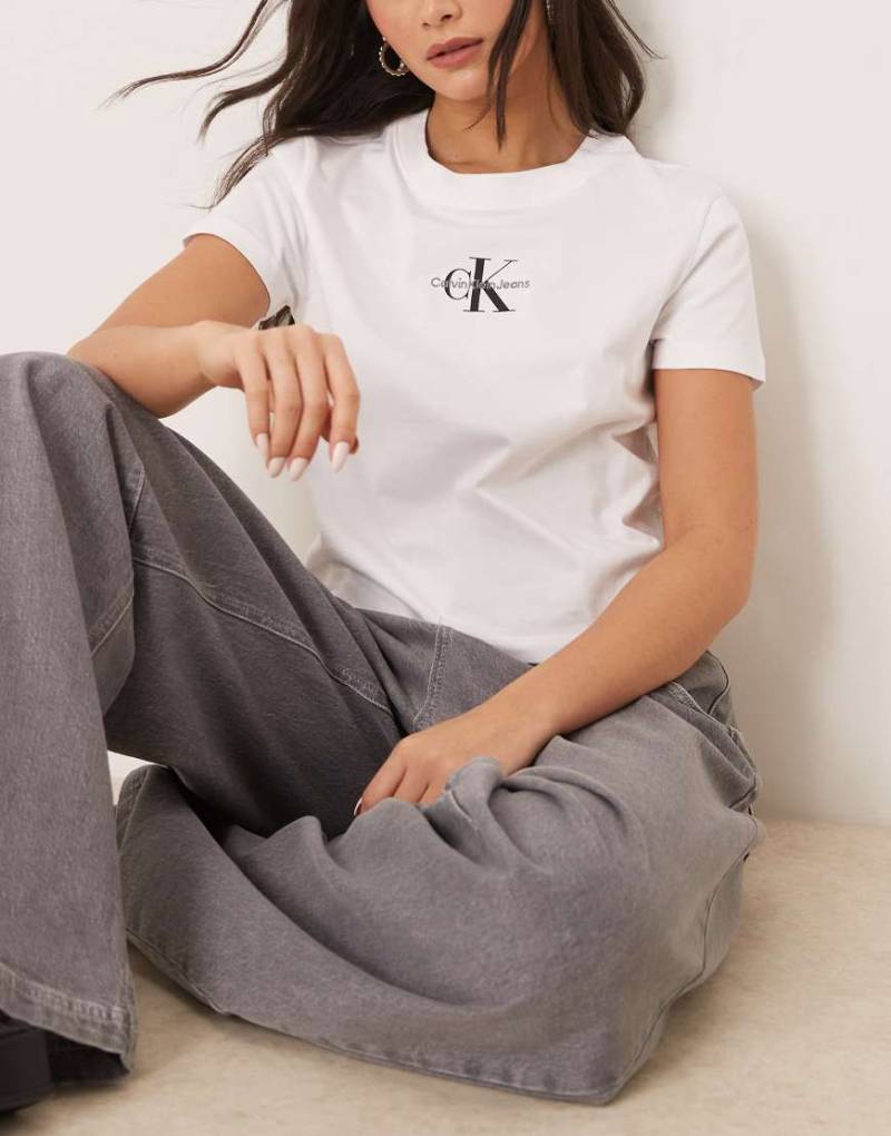 Calvin Klein Jeans - Knapp geschnittenes T-Shirt in Weiß mit schwarz-weißem Logo von Calvin Klein Jeans