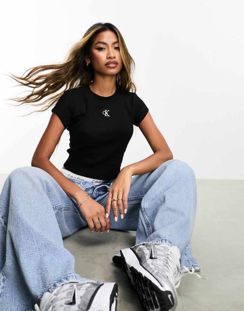 Calvin Klein Jeans - Knapp geschnittenes T-Shirt in geripptem Schwarz von Calvin Klein Jeans