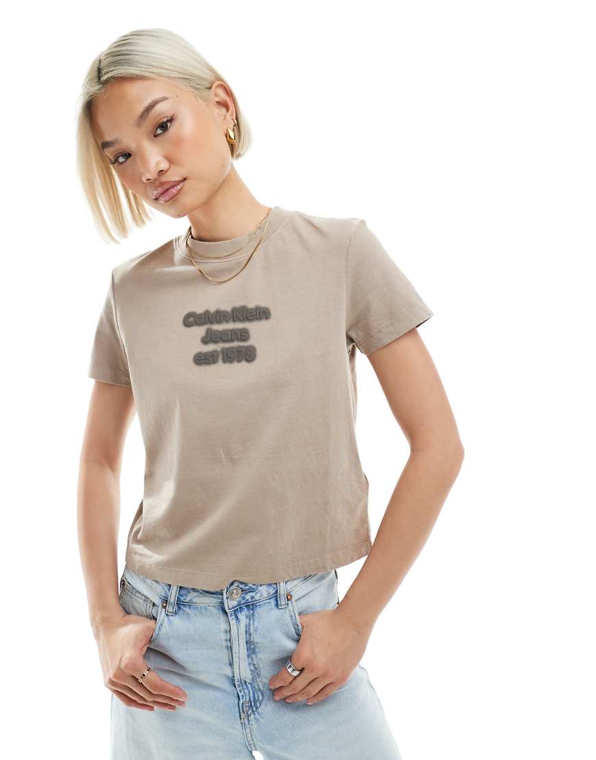 Calvin Klein Jeans - Knapp geschnittenes T-Shirt in verwaschenem Taupe mit Logo-Schaumdruck-Neutral Calvin Klein Jeans - Knapp geschnittenes T-Shirt in verwaschenem Taupe mit Logo-Schaumdruck-Neutral von Calvin Klein Jeans