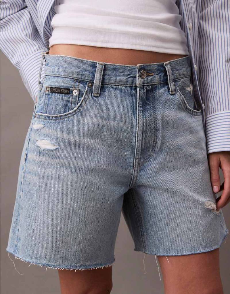 Calvin Klein Jeans - Kultige Jeansshorts im 90er-Stil in Hellblau mit Used-Details von Calvin Klein Jeans
