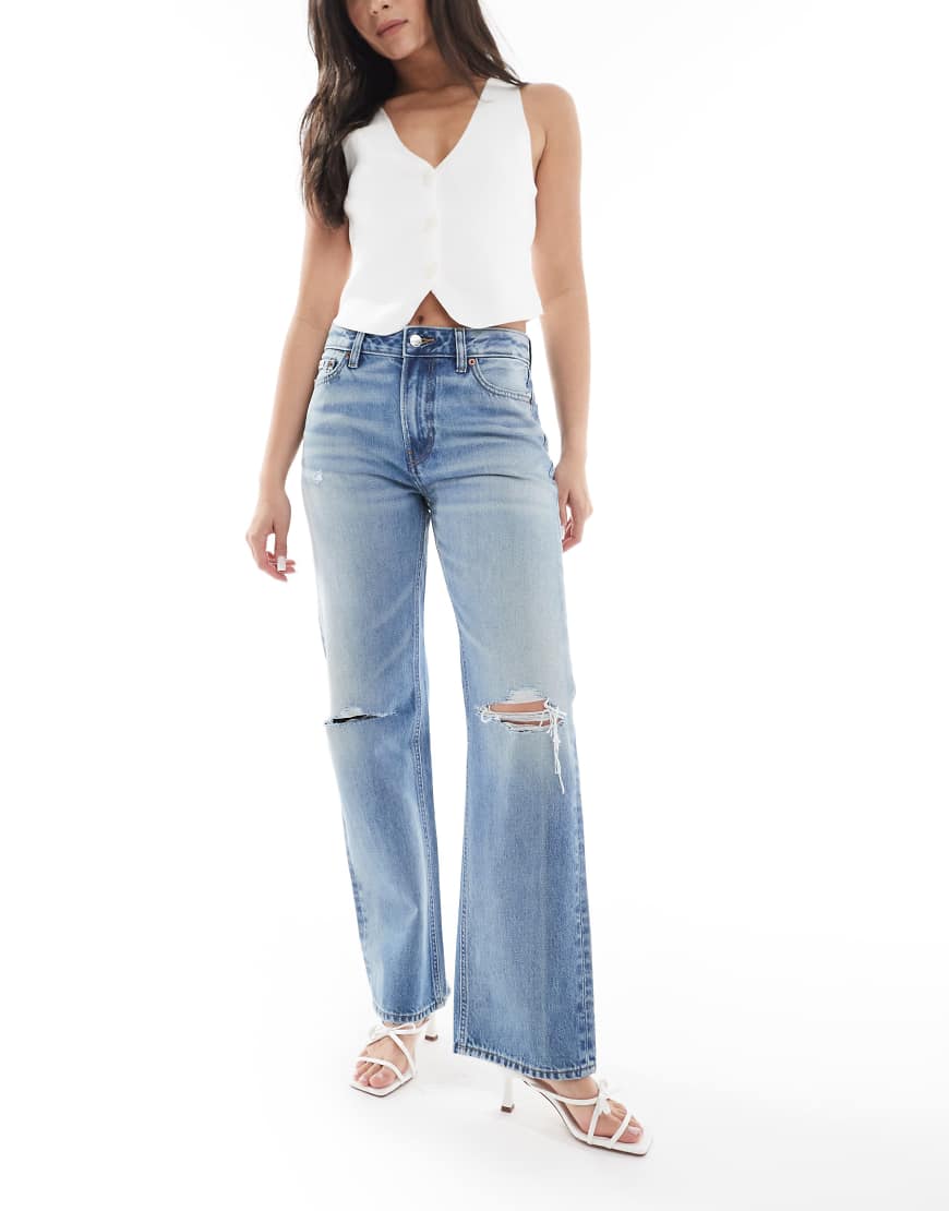 Calvin Klein Jeans - Kultige Straight Jeans im 90er-Stil in blauer Waschung Calvin Klein Jeans - Kultige Straight Jeans im 90er-Stil in blauer Waschung von Calvin Klein Jeans