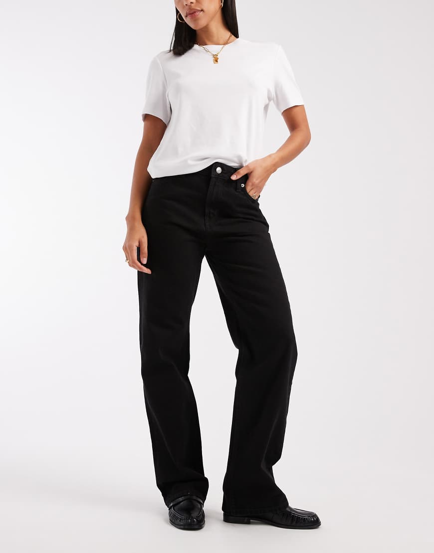 Calvin Klein Jeans - Kultige Straight Jeans im 90er-Stil in sanftem Schwarz von Calvin Klein Jeans