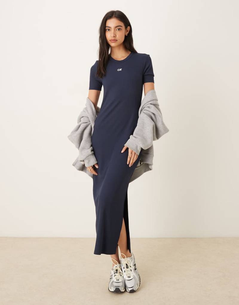 Calvin Klein Jeans - Kurzärmliges, geripptes Minikleid in Marineblau mit Logo Calvin Klein Jeans - Kurzärmliges, geripptes Minikleid in Marineblau mit Logo von Calvin Klein Jeans