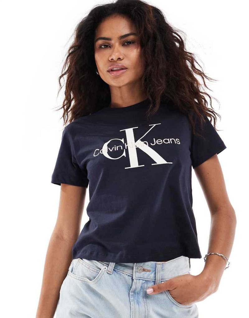 Calvin Klein Jeans - Kurzes T-Shirt in dunklem Marineblau mit schwarzweißem Logo von Calvin Klein Jeans