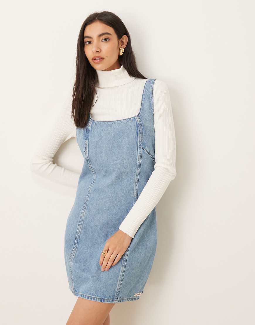 Calvin Klein Jeans - Kurzes Träger-Jeanskleid in mittelblauer Waschung Calvin Klein Jeans - Kurzes Träger-Jeanskleid in mittelblauer Waschung von Calvin Klein Jeans