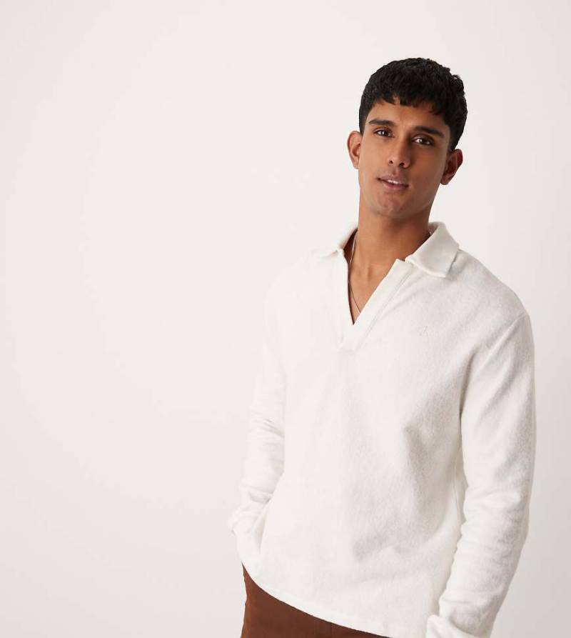 Calvin Klein Jeans - Kuscheliges, langärmliges Polohemd in gebrochenem Weiß, exklusiv bei ASOS von Calvin Klein Jeans