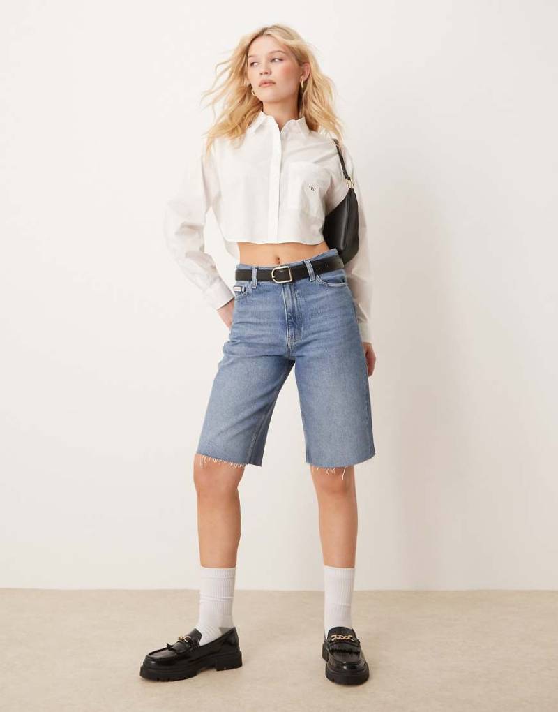 Calvin Klein Jeans - Längere Bermuda-Jorts in heller Waschung-Blau von Calvin Klein Jeans