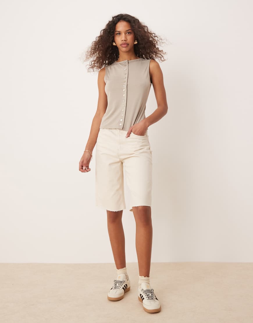 Calvin Klein Jeans - Längere Denim-Shorts in Ecru-Waschung-Weiß Calvin Klein Jeans - Längere Denim-Shorts in Ecru-Waschung-Weiß von Calvin Klein Jeans