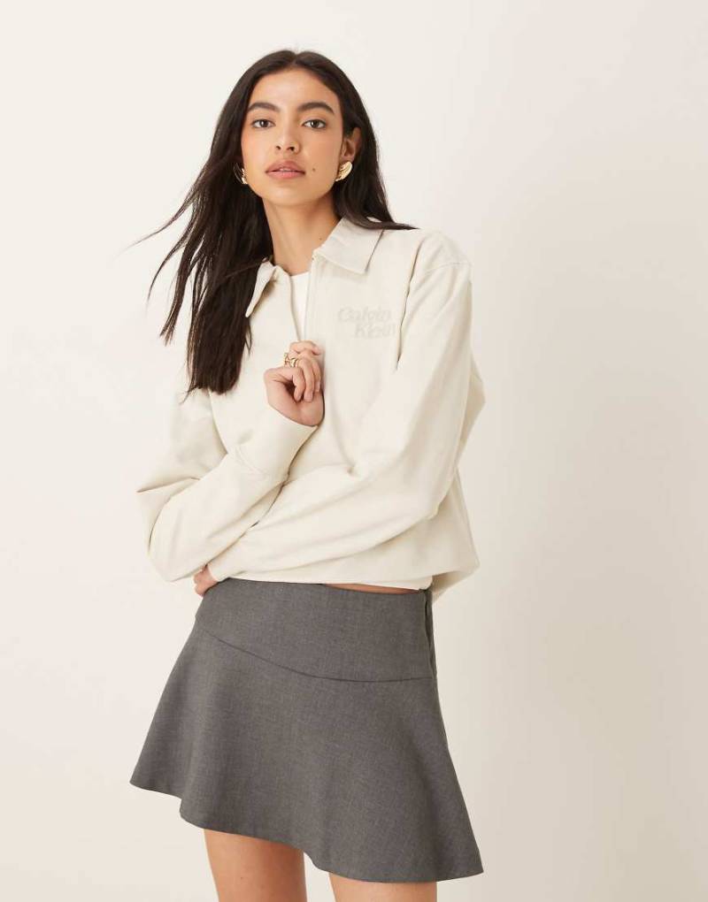 Calvin Klein Jeans - Langärmliges Polo-Oberteil in Ecru mit 1/4-Reißverschluss und Logo-Weiß von Calvin Klein Jeans