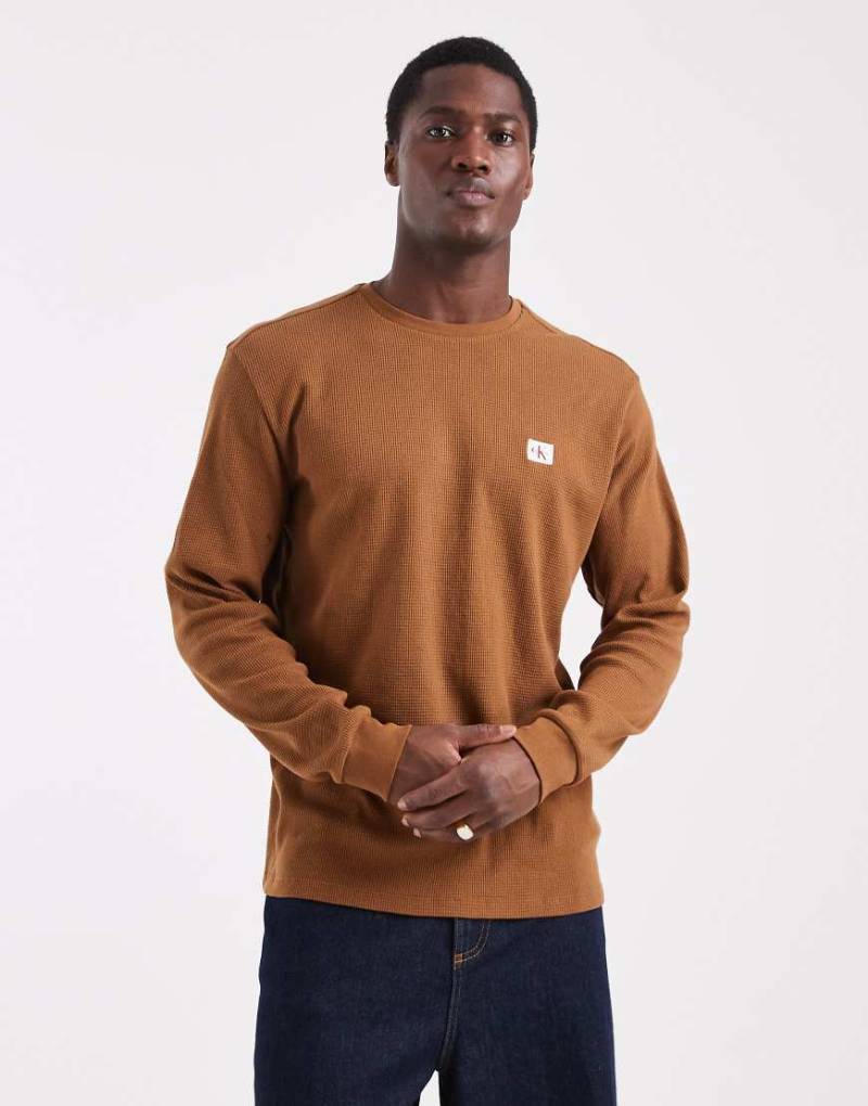 Calvin Klein Jeans - Langärmliges Waffel-T-Shirt in Braun mit Badge-Logo-Brown von Calvin Klein Jeans