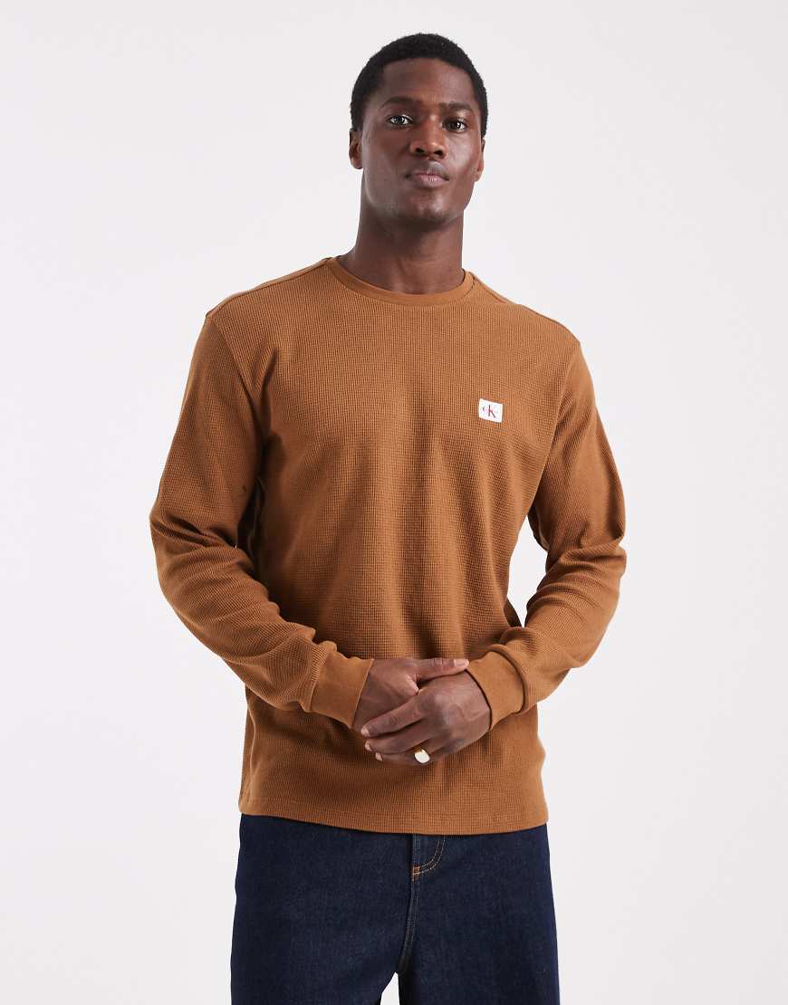 Calvin Klein Jeans - Langärmliges Waffel-T-Shirt in Braun mit Badge-Logo-Brown von Calvin Klein Jeans