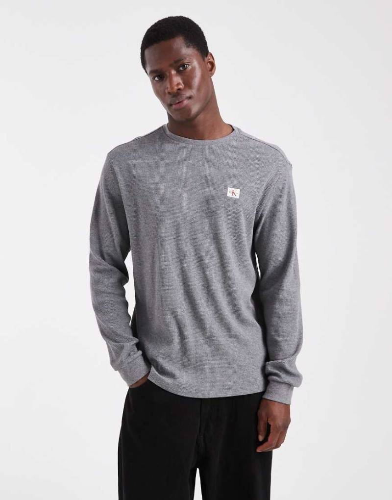 Calvin Klein Jeans - Langärmliges Waffel-T-Shirt in Grau mit Badge-Logo von Calvin Klein Jeans