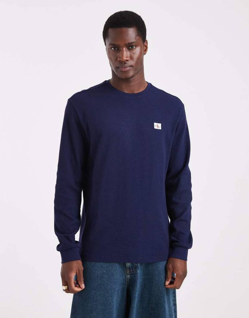 Calvin Klein Jeans - Langärmliges Waffel-T-Shirt in Marineblau mit Badge-Logo von Calvin Klein Jeans