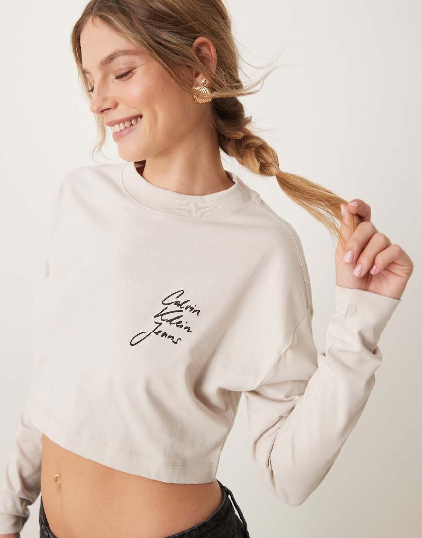 Calvin Klein Jeans - Langärmliges cropped T-Shirt in Beige mit Schriftlogo-Neutral von Calvin Klein Jeans