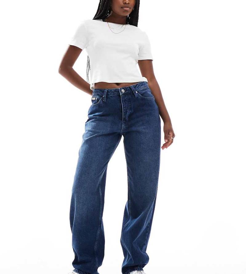Calvin Klein Jeans - Locker geschnittene 90er-Jeans in mittelblauer Waschung, exklusiv bei ASOS-Schwarz von Calvin Klein Jeans