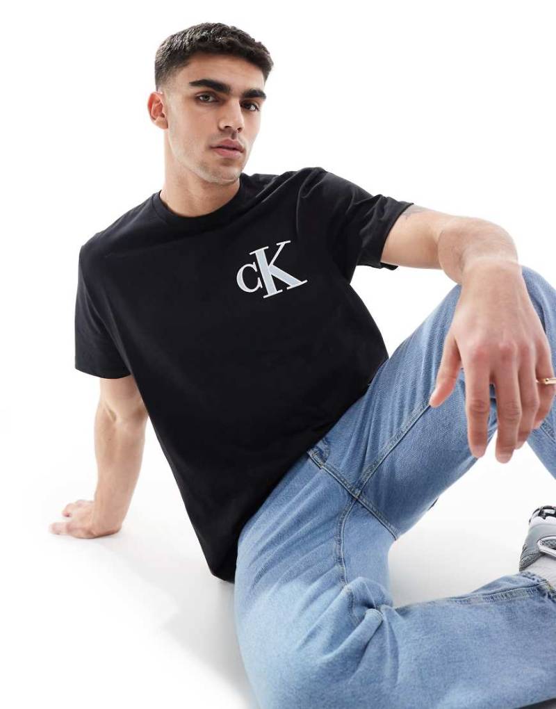 Calvin Klein Jeans - Locker geschnittenes T-Shirt in Schwarz mit Logo-Aufnäher von Calvin Klein Jeans