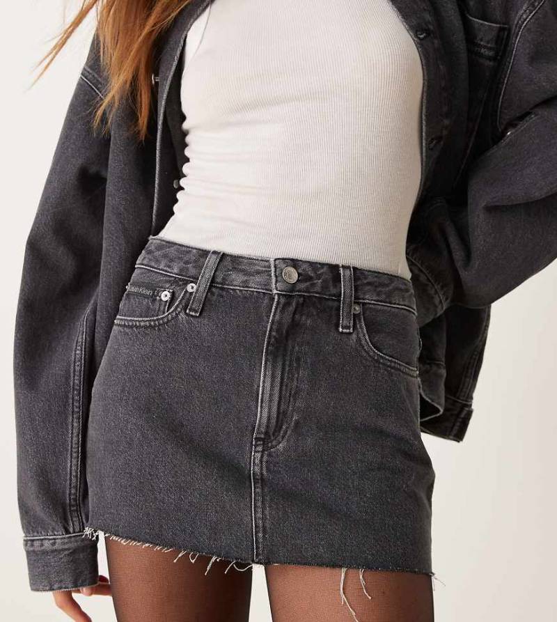 Calvin Klein Jeans - Mini-Jeansrock in verwaschenem Grau mit offenem Saum, exklusiv bei ASOS von Calvin Klein Jeans