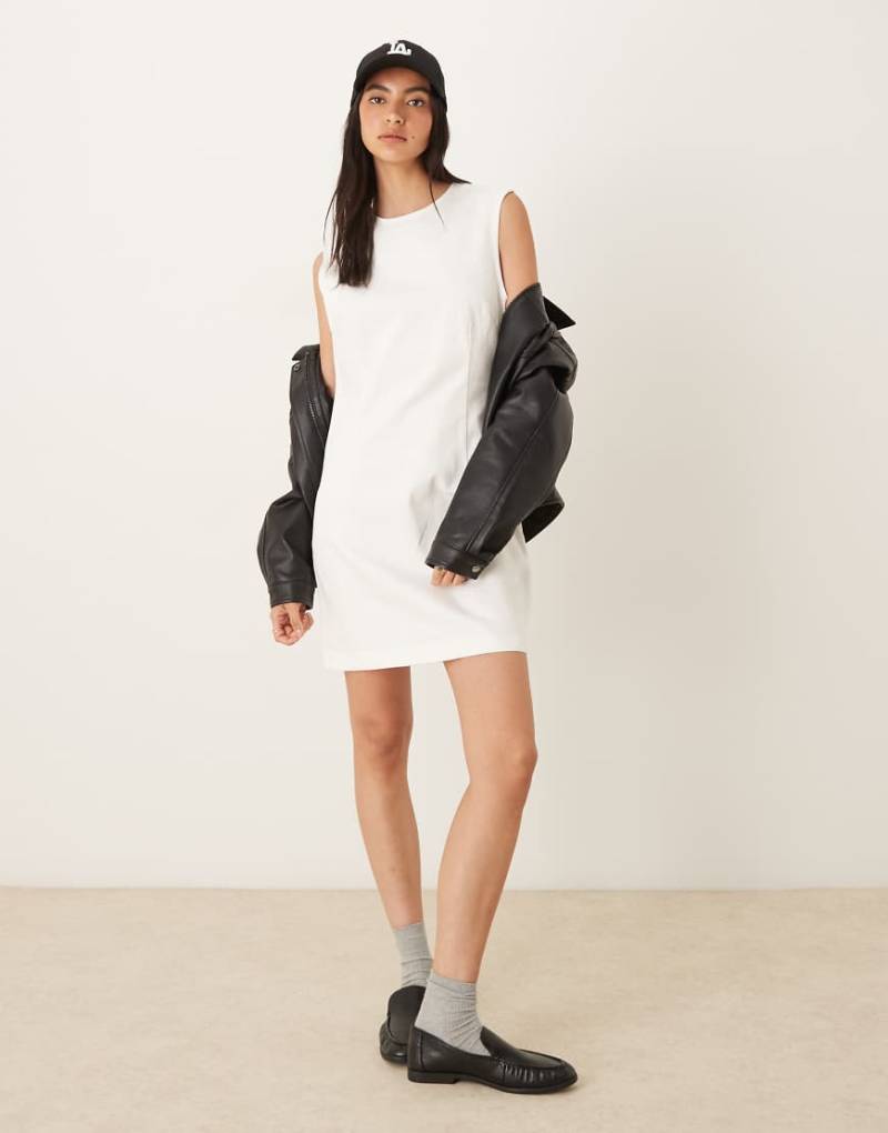 Calvin Klein Jeans - Minikleid in Weiß mit Kappärmeln und hohem Ausschnitt von Calvin Klein Jeans