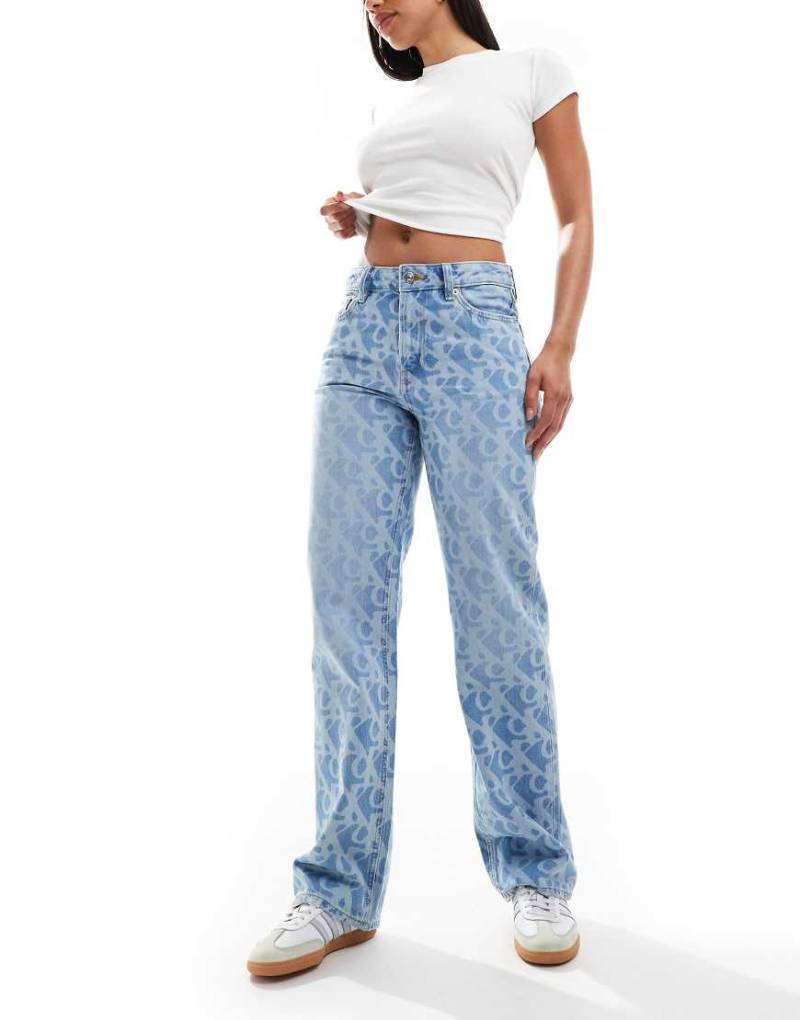 Calvin Klein Jeans - Mittelblaue Jeans im Stil der 90er-Jahre mit markentypischem All-over-Print von Calvin Klein Jeans