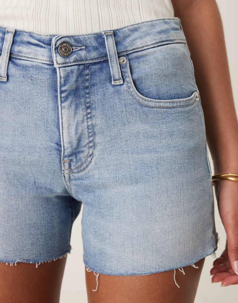 Calvin Klein Jeans - Mittelhohe Denimshorts in heller Waschung-Blau von Calvin Klein Jeans