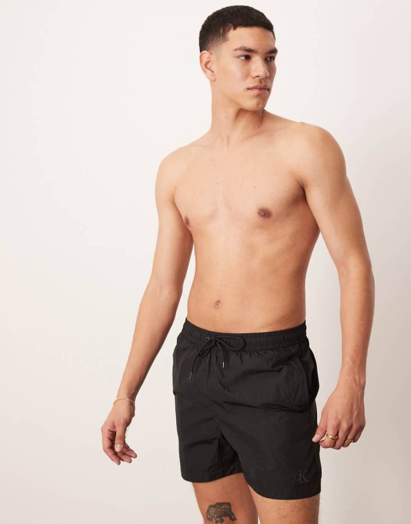 Calvin Klein Jeans - Mittellange Badeshorts aus weichem Nylon in Schwarz mit Kordelzug von Calvin Klein Jeans