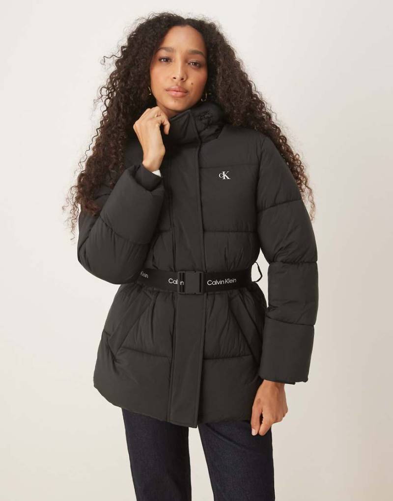 Calvin Klein Jeans - Mittellange Pufferjacke in Schwarz mit Gürtel von Calvin Klein Jeans
