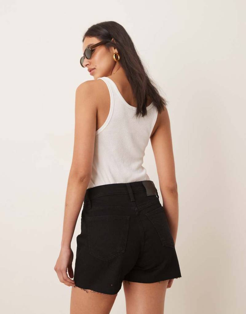Calvin Klein Jeans - Mom-Shorts in schwarzer Waschung mit offenem Saum von Calvin Klein Jeans