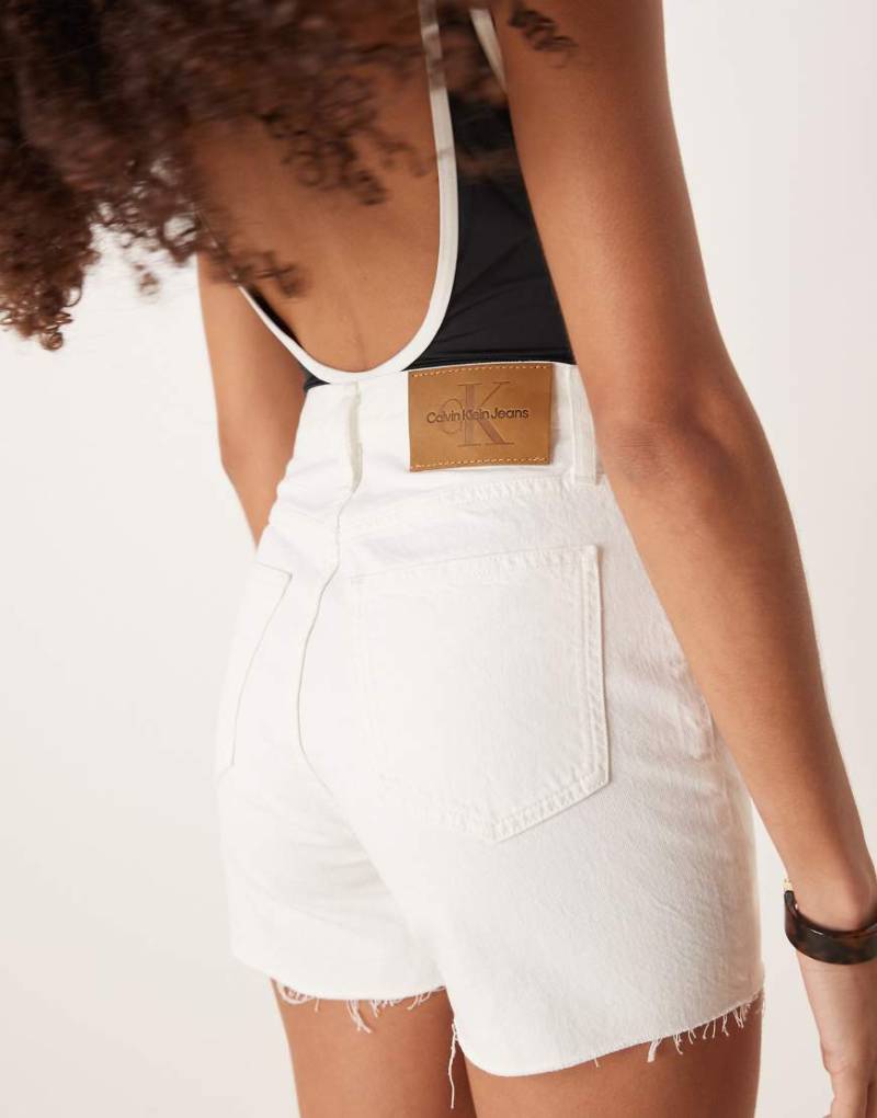Calvin Klein Jeans - Mom-Shorts in weißer Waschung von Calvin Klein Jeans