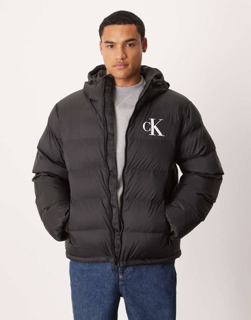 Calvin Klein Jeans - Monologo - Steppjacke in Schwarz Calvin Klein Jeans - Monologo - Steppjacke in Schwarz von Calvin Klein Jeans