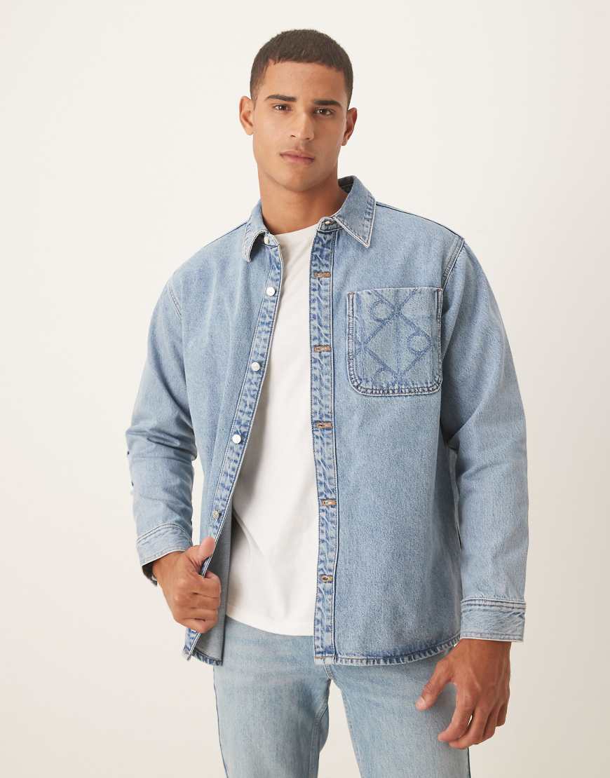 Calvin Klein Jeans - Oversize-Hemdjacke im 90er-Stil aus Denim in Stone-Waschung mit Logotasche-Neutral von Calvin Klein Jeans