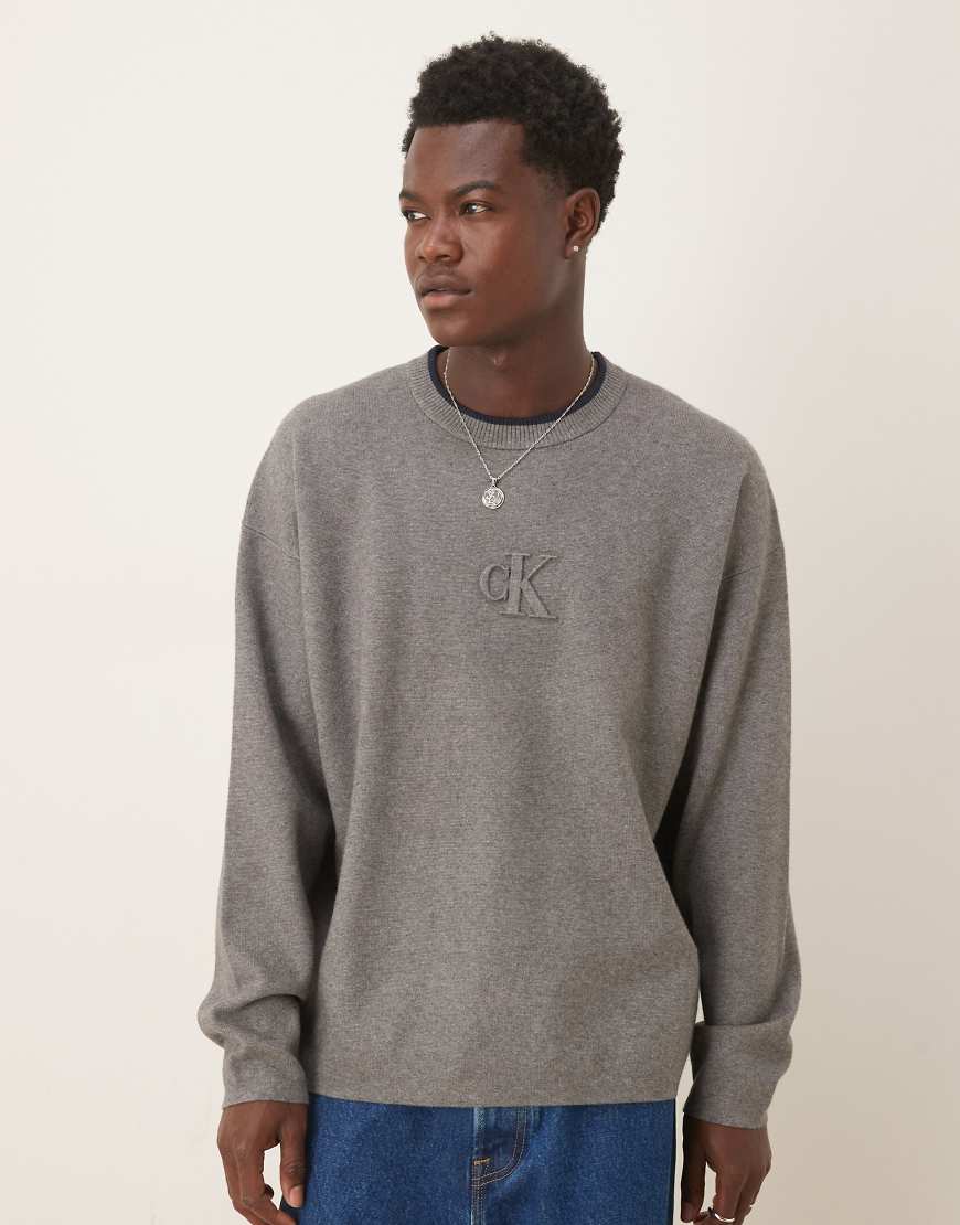 Calvin Klein Jeans - Pullover in Grau mit mittiger Logo-Prägung von Calvin Klein Jeans