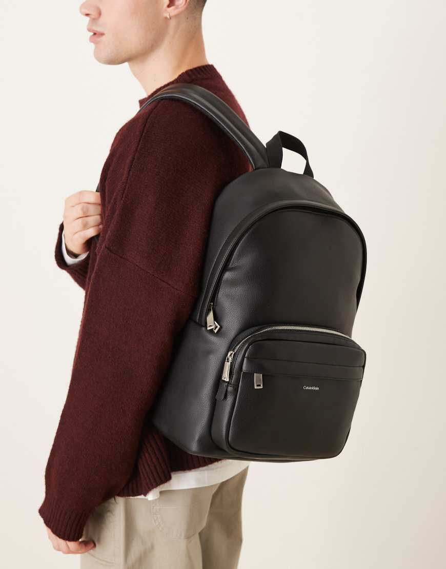 Calvin Klein Jeans - Runder Rucksack in Schwarz mit Tasche vorne von Calvin Klein Jeans