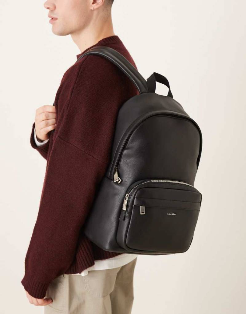 Calvin Klein Jeans - Runder Rucksack in Schwarz mit Tasche vorne von Calvin Klein Jeans